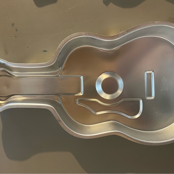 Wilton Guitar shaped cake pans - Picture 5 of 7